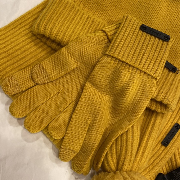 Rare Wool/Cashmere Blend Coach Hat, Gloves and Scarf Set - Picture 3 of 6